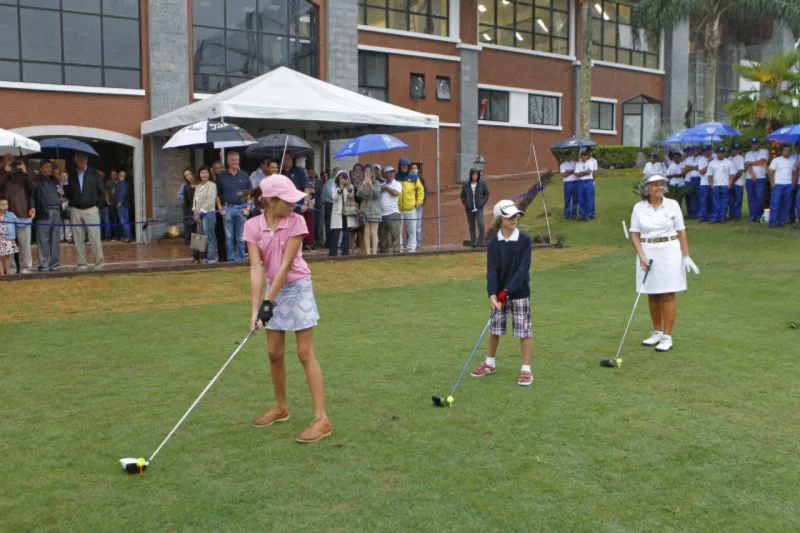 Reabertura do campo de golfe do Graciosa Country Club, que passou por uma reforma completa. Falamos sobre o projeto, as novidades do campo e também sobre os personagens que ajudam a contar a história do lugar, inaugurado em 1928 e reformado em 2017. Na foto a menina Luiza Chiodini de 13 anos, o Gustavo Giacometti de 07 anos, a Sra. Therezinha Freitas de 87 anos e o Sr. Clarindo Pegorraro. - Foto: Antônio More / Gazeta do Povo