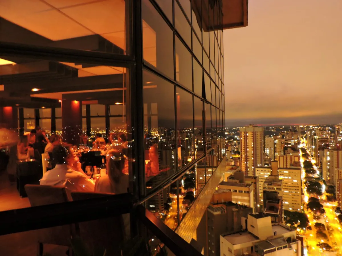 Vista incrível do restaurante panorâmico Terrazza 40, no Bigorrilho. Foto: Terrazza 40/Divulgação