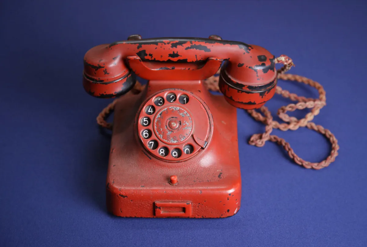 Telefone vermelho pessoal de Adolf Hitler foi a leilão no último dia 19 no Alexander 
Historical Auctions, nos Estados Unidos. Foto: Alexander 
Historical Auctions/Reprodução