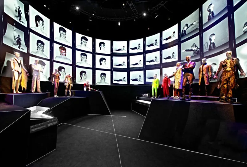 Cenografia da exposição “David Bowie”, em 2014, em São Paulo. Foto: Museu da Imagem e do Som/Divulgação