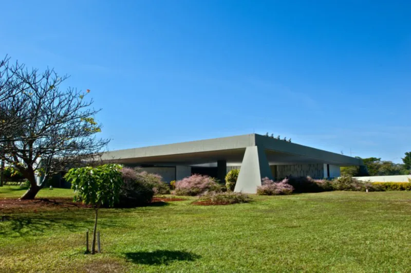 Em memorial descritivo, Oscar Niemeyer, autor do projeto, explica que decidiu misturar características das antigas casas de fazenda com a moderna técnica de concreto armado Foto: Aluízio de Assis / Divulgação