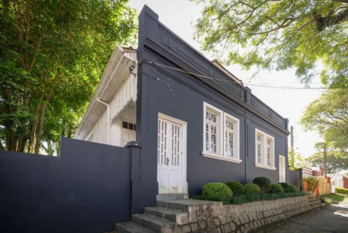 Contraste de cor, materiais e estilos  na casa que fica na Rua Fernando Amaro.
Fernando Zequinão / Gazeta do Povo