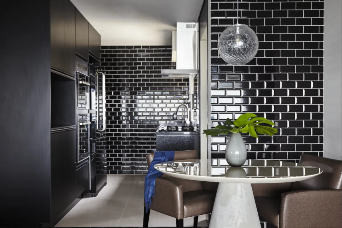 Ambiente criado pelo escritório Palma Interiores, com azulejo Metrô Black. Foto: Eliane Revestimentos/Divulgação
