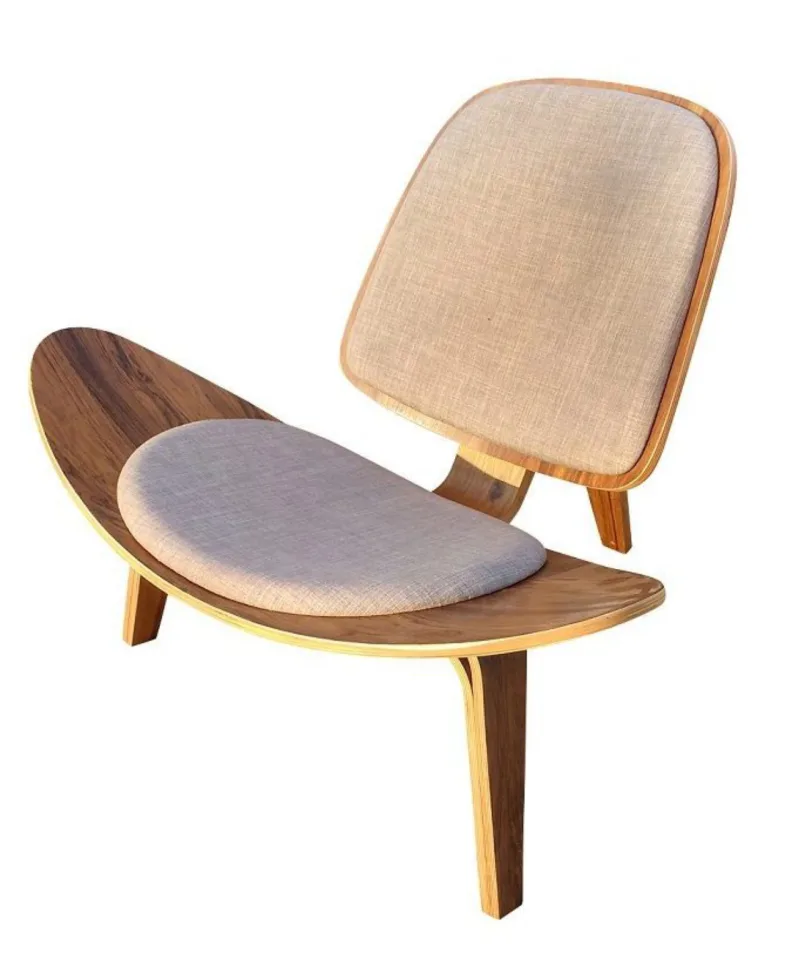 A poltrona Shell tem um design inusitado. No Atelier Clássico.