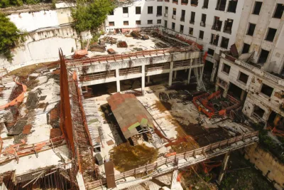O Hotel Glória encontra-se em ruínas. As obras de revitalização pararam em 2013, depois que o grupo de Eike Batista entrou em crise. Foto: Guilherme Leporace/Agência O Globo