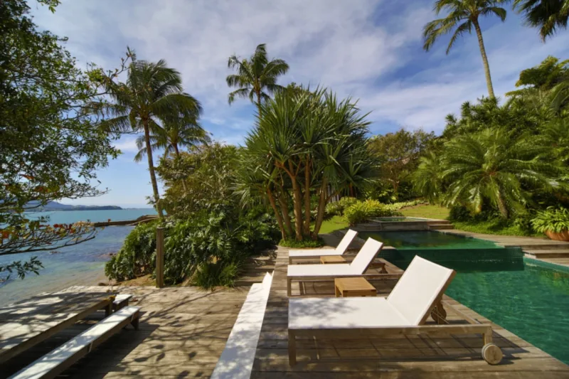 Para o jardim de uma casa no litoral paulista, o arquiteto e paisagista Alex Hanazaki criou um ambiente tropical com uma mistura de cores, formas e texturas. Espécies tropicais, como as helicônias e alpínias, são mescladas a plantas exóticas, como pândanos, cicas e alocásias. O conjunto dá a impressão de que a mata intocada faz parte da residência.
Foto: Demiam Golovaty/Divulgação