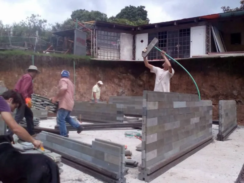 Montagem de estrutura na Costa Rica, utilizando tecnologia em plástico (Reprodução/Facebook)