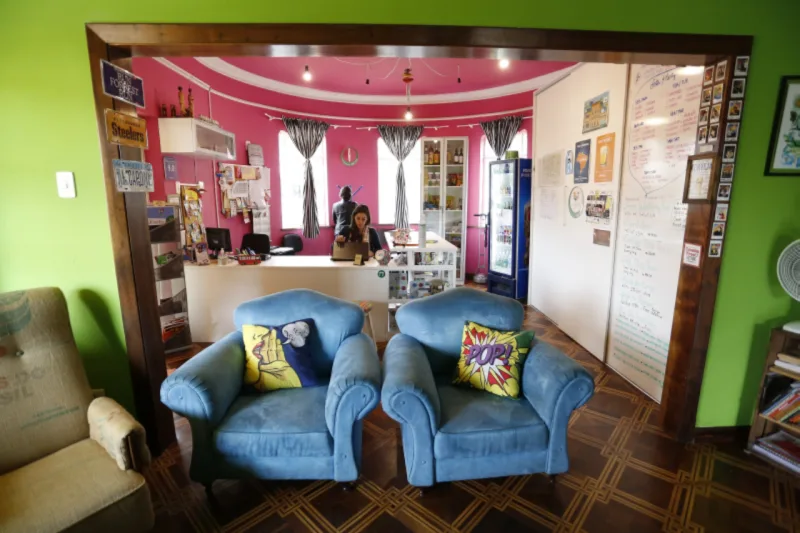 Motter Home Curitiba Hostel, um hostel profissional com decoracao inspirada nos anos 50