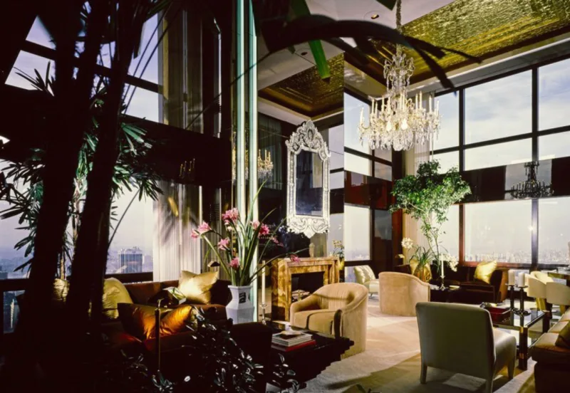 Decoração clássica e com muito revestimento dourado é marca do apartamento de Donald Trump.