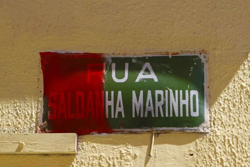 Rua Saldanha Marinho - HAUS - Curitiba 14/01/2017 - Acompanhar o arquiteto Guilherme Macedo em uma caminhada e fotografamos uns locais. Rua Saldanha Marinho ou Rua Comendador Araújo no centro - Foto Antônio More / Gazeta do Povo.