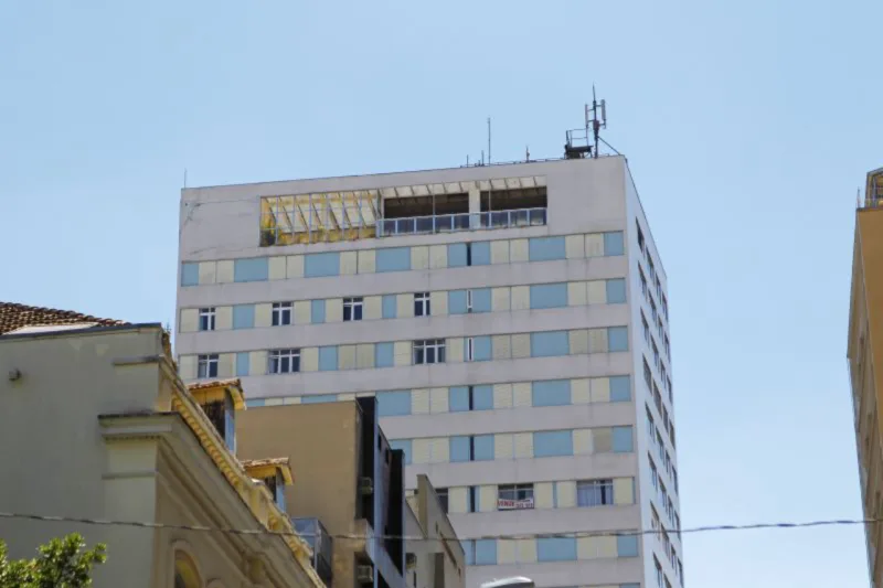 Rua Saldanha Marinho - HAUS - Curitiba 14/01/2017 - Acompanhar o arquiteto Guilherme Macedo em uma caminhada e fotografamos uns locais. Rua Saldanha Marinho ou Rua Comendador Araújo no centro - Foto Antônio More / Gazeta do Povo.
