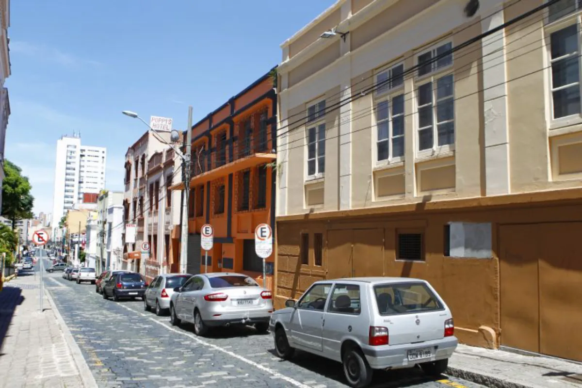 Trecho da Saldanha Marinho com edifícios modernos, ecléticos e art déco. Fotos: Antônio More/Gazeta do Povo