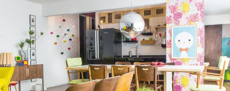 Peças soltas e pitadas de humor dão personalidade à sala dos arquitetos