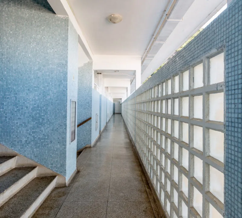 A ventilação cruzada do projeto dispensa o uso de ar condicionado.