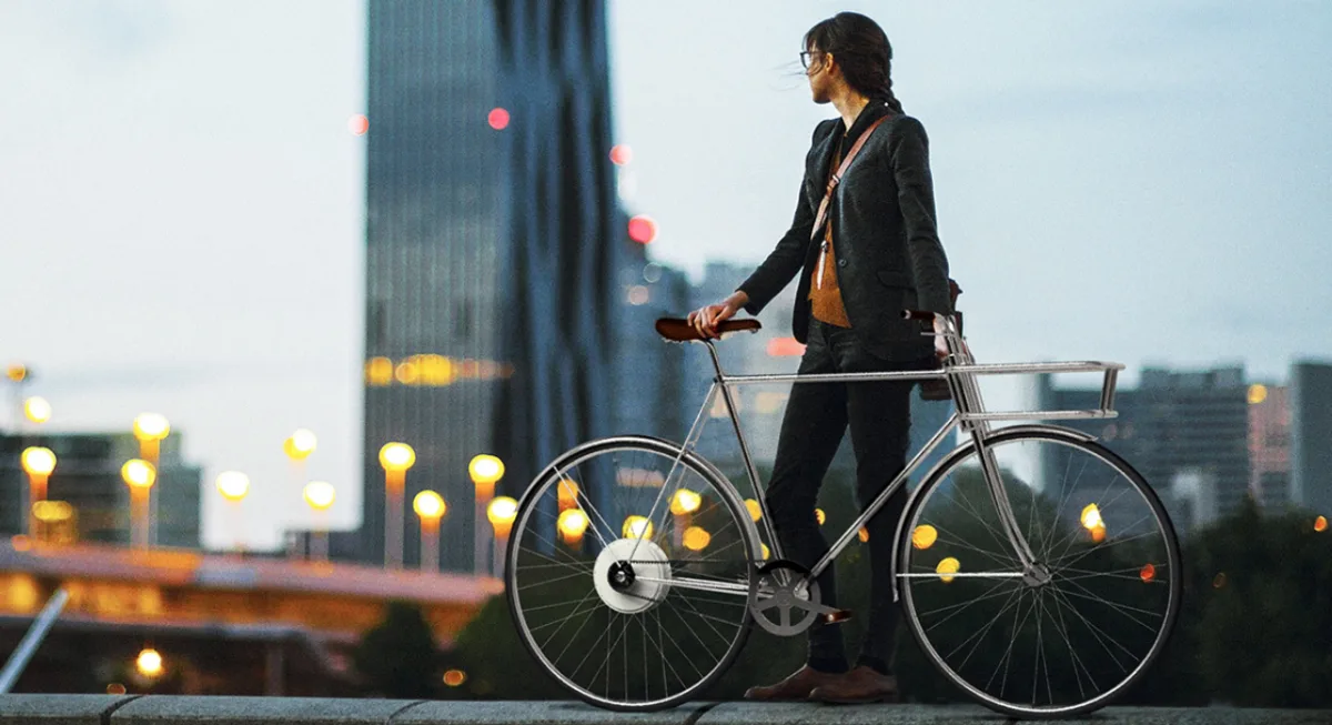 Além da cesta que vira cadeado, a bicicleta também tem uma "corrente" que não precisa de lubrificante. Foto: Designboom/Reprodução