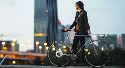 Além da cesta que vira cadeado, a bicicleta também tem uma "corrente" que não precisa de lubrificante. Foto: Designboom/Reprodução