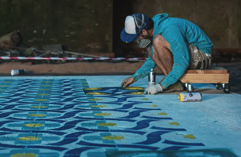 Javier de Riba faz desenhos de ladrilhos hidráulicos em prédios abandonados.
Foto: Divulgação