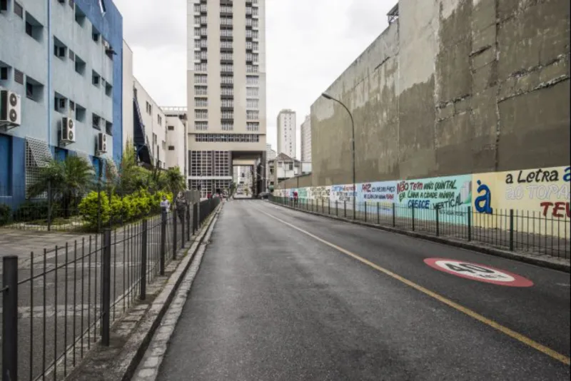 Travessa da Lapa: quase sem pedestres, área é erma. Região central pede investimentos para ser mais acolhedora.
Foto: Letícia Akemi/Gazeta do Povo