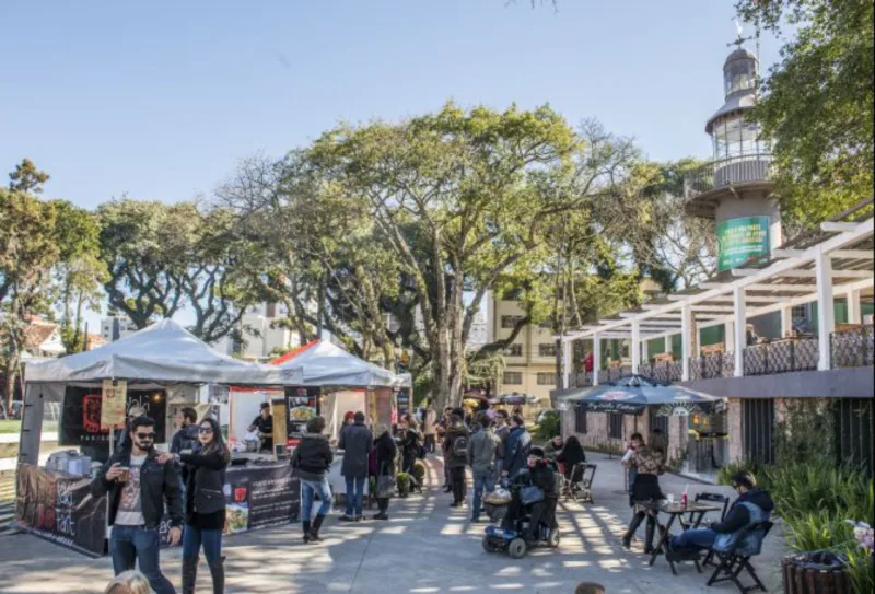 Crescimento urbano e desenvolvimento cultural leva curitibano a ocupar os espaços públicos, como na Praça da Espanha.
