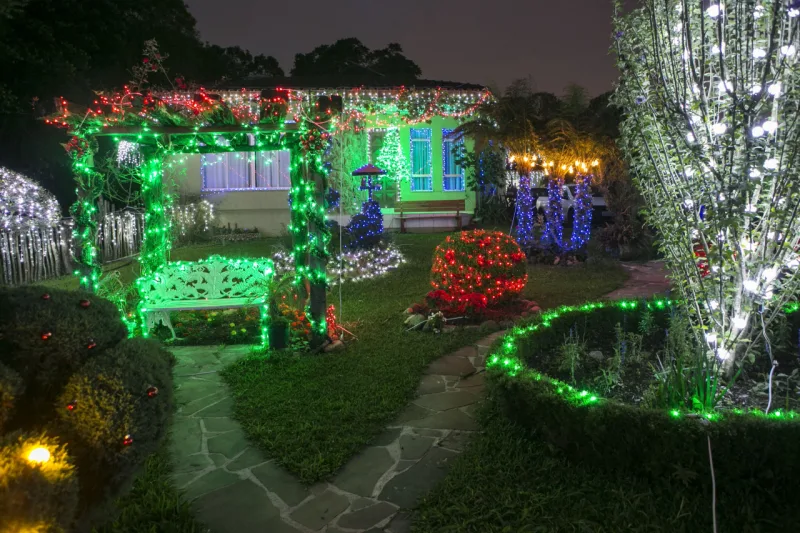 Casa Iluminada - 12-12-2016 - A família Moletta criou a Rua Iluminada no bairro Umbará. Eles já ganharam concursos da prefeitura de decoração de Natal.