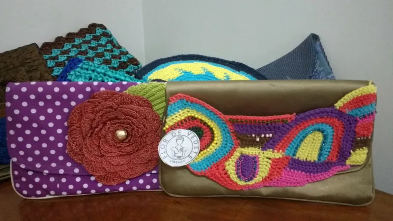 Bolsas bordadas do ateliê Flor de Vedete. A partir de R$ 30 cada.