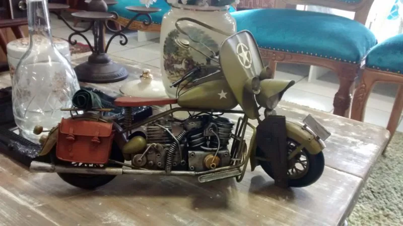 Moto militar em ferro, por R$ 449 no Mega Bazar