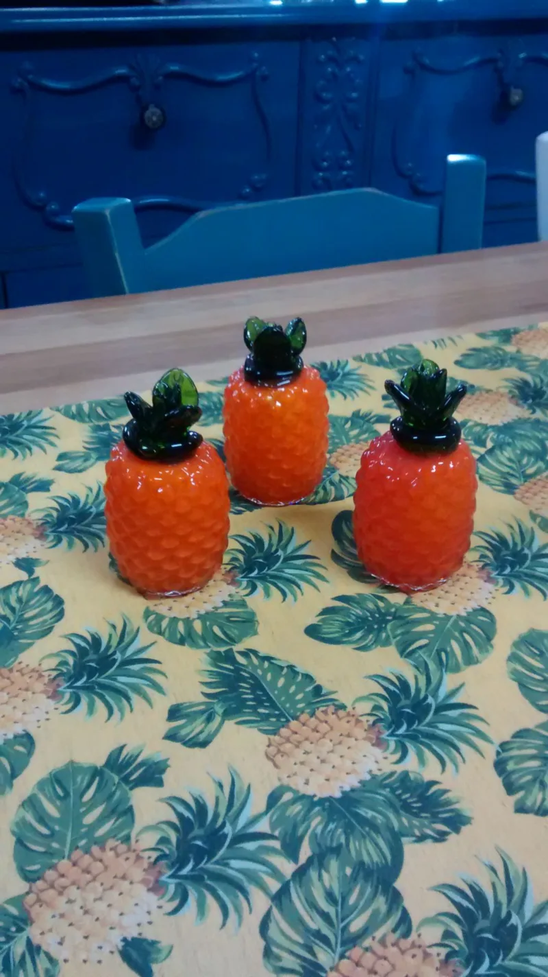 Adornos de mesa em formato de abacaxi, feitos em vidro, R$ 15 cada no evento