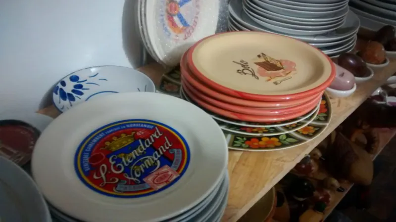 Pratos com estampas variadas no "Garimpo", área da loja com 50% de desconto: de R$ 30 por R$ 15 cada