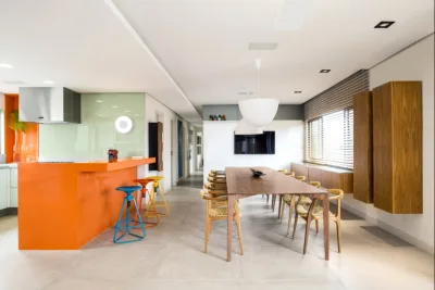 A arquiteta Suzane Simon apostou em revestimentos práticos, móveis multifuncionais e várias cores para uma apartamento de praia contemporâneo. Fotos: Daniel Katz/Divulgação