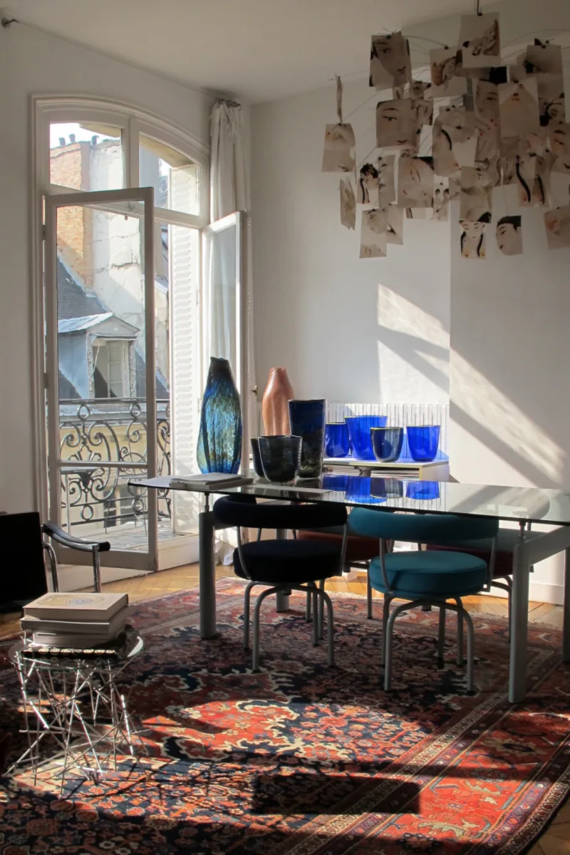 Charme parisiense : piso em parquê , pé-direito alto e muita luz natural das três portas-janelas. Saindo no balcão, vista da cúpula de “Invalides” e da Sacre Coeur ao longe.