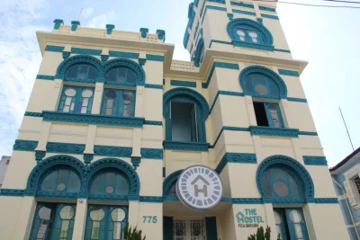 The Hostel Vila Mariana foi instalado em um castelo construído em 1926. Estrutura, vitrais e detalhes antigos foram mantidos. 
Fotos: Divulgação. 
