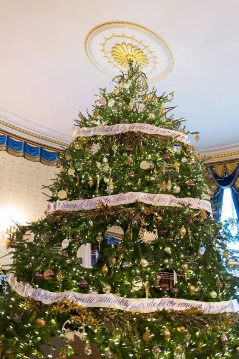 Árvore de Natal com mais de cinco metros de altura ocupa uma das salas da Casa Branca.
Foto: Reprodução Facebook The White House.