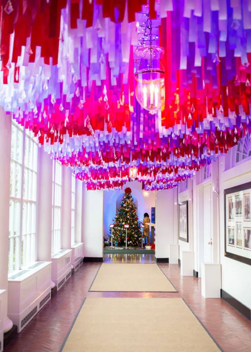 Corredor decorado com fitas coloridas.
Foto: Reprodução Facebook The White House.