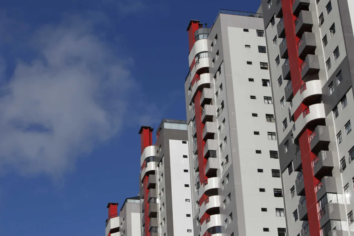 Adquirir ou alugar um imóvel, seja em casa ou prédio, requer atenção para alguns pontos (Foto: Antonio More/Gazeta do Povo)