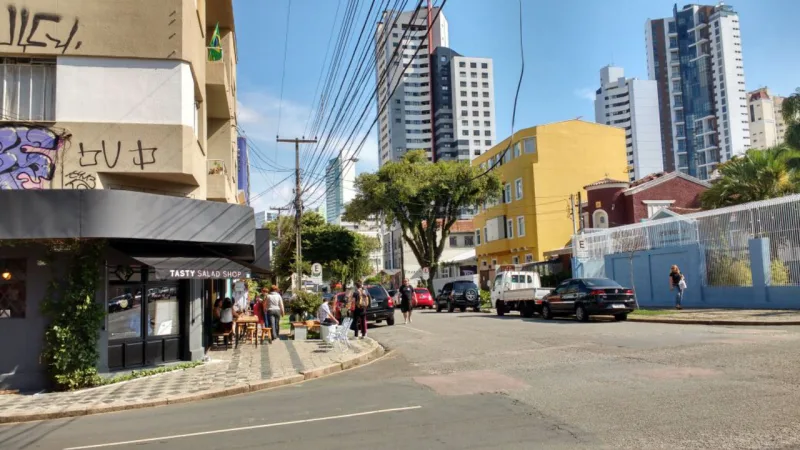 Alameda Prudente de Moraes: rua começa a ganhar novos empreendimentos voltados ao design autoral e gastronomia.
Foto: Daliane Nogueira / Gazeta do Povo
