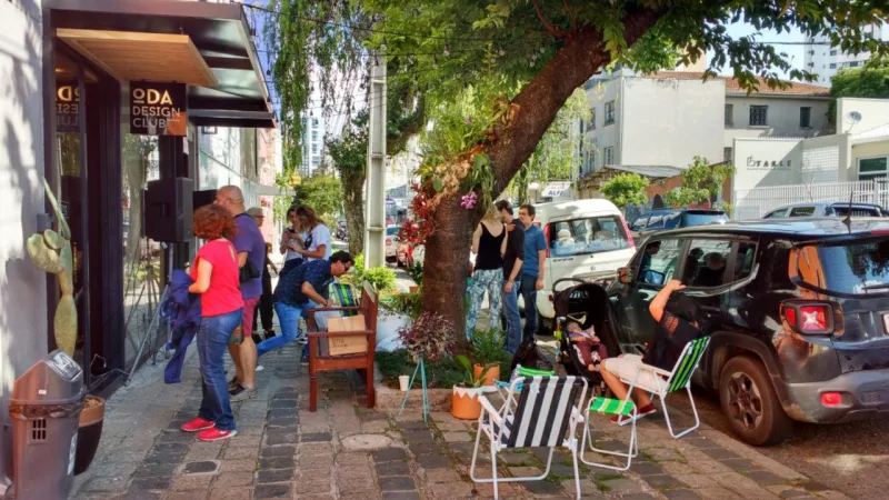 Ocupação da rua na Alameda Prudente de Moraes no primeiro fim de semana da Temporada de Verão promovida pela Ôda Desing em parceira com a Tasty Salad.
Foto: Daliane Nogueira / Gazeta do Povo