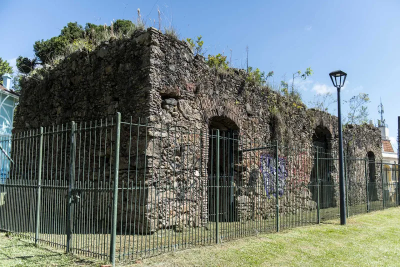 Ruínas de São Francisco na verdade fazem parte de construção inacabada, que teria sido projetada como igreja, e foi construída por negros no início do século passado (Henry Milléo/Gazeta do Povo)