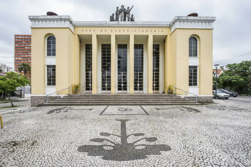 A fachada do edifício tem linhas projetadas por Euro Brandão, e remetem à arquitetura dos locais da Itália por onde a FEB passou (Letícia Akemi/Gazeta do Povo)
