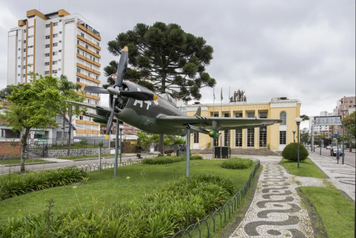 O imponente edifício que hoje abriga o museu ocupa espaço da Praça do Expedicionário desde 1951. Fotos: Letícia Akemi/Gazeta do Povo
