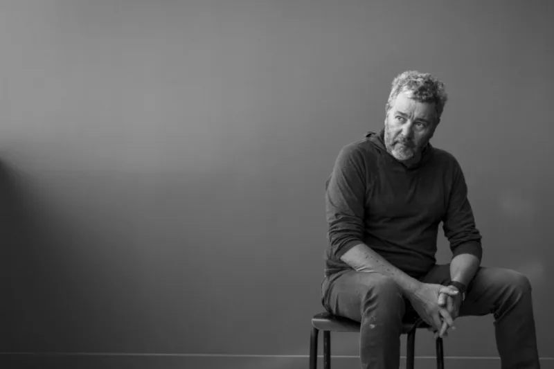 "Não quero ser arquiteto. Não quero ser designer. Porque não me interessa. É o trabalho que me escolheu. Todo mundo quando nasce tem um dever com a sociedade. A primeira regra é que todo mundo precisa de legitimidade. Tem de encontrar sua própria legitimidade. E, para mim, não é inteligente, mas o jeito mais fácil de me legitimar é servir." Foto: James Bort/Divulgação