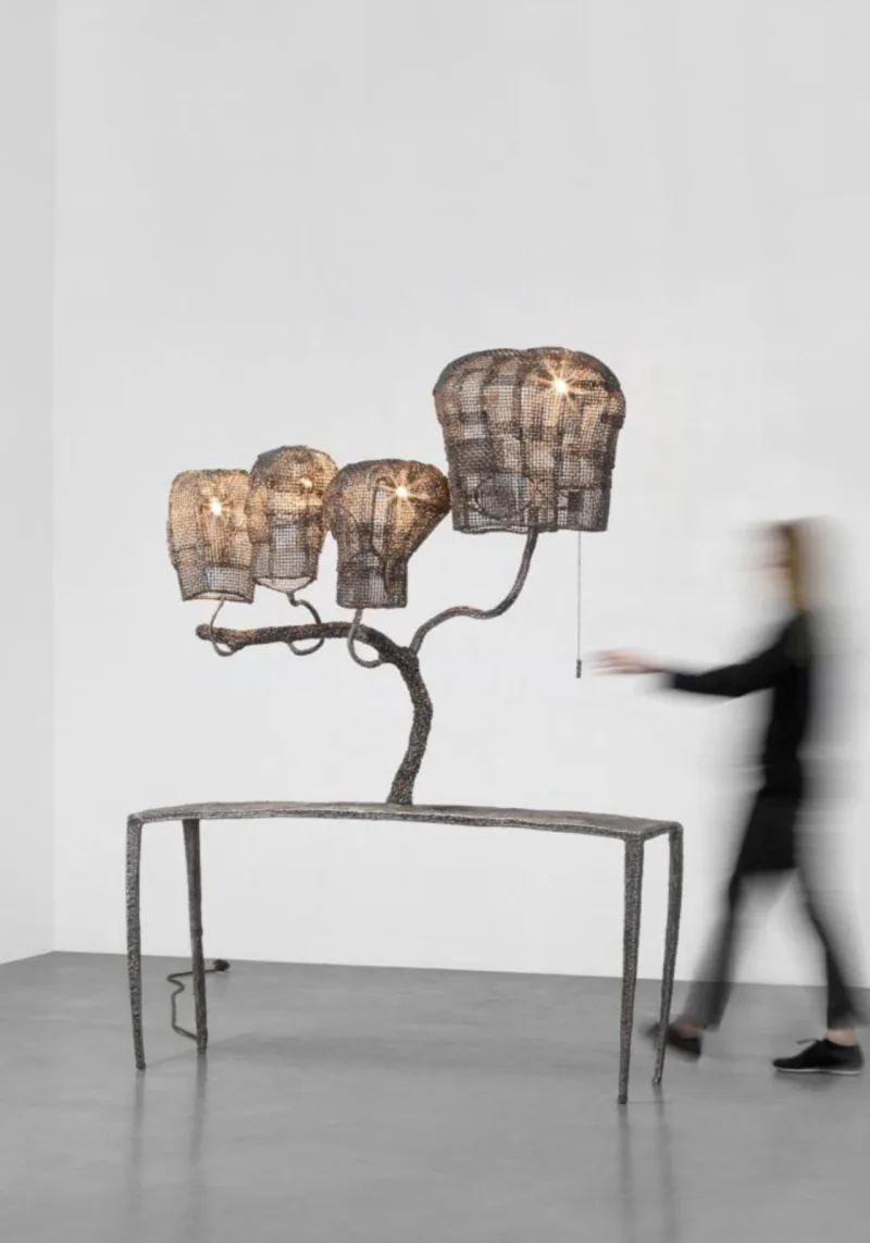 Table Cocoon Console, na Carpenters Workshop Gallery. Foto: Nacho Carbonell/Divulgação