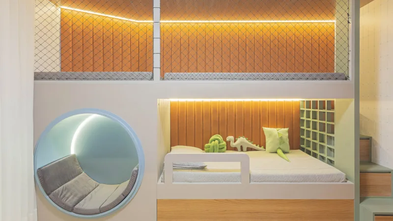 Quarto projetado por Karolinna Venturi, que apresenta mezanino e gavetas de armazenamento nas escadas de acesso.