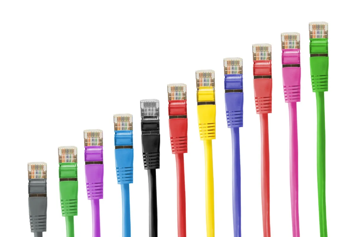 Siga nossas dicas e coloque fim na bagunça dos cabos e fios na sala e home office. 
Foto: Pixabay 