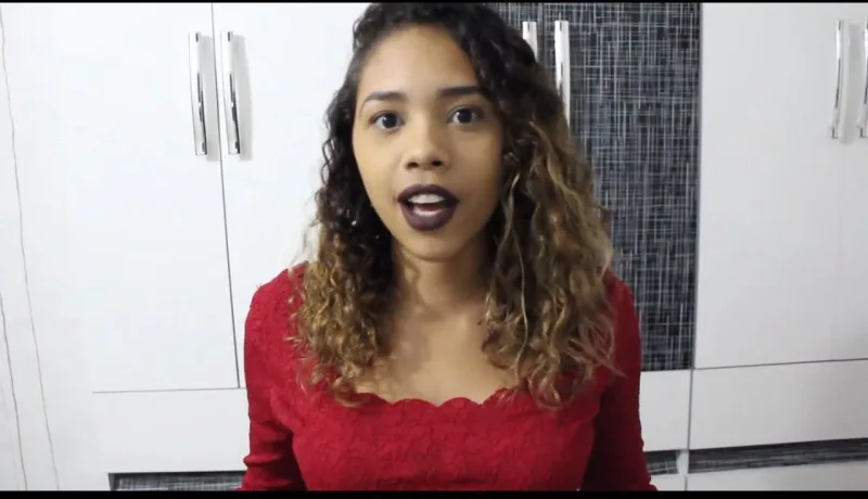 Paloma Cipriano em um de seus vídeos no Youtube.
Imagem: Reprodução Youtube