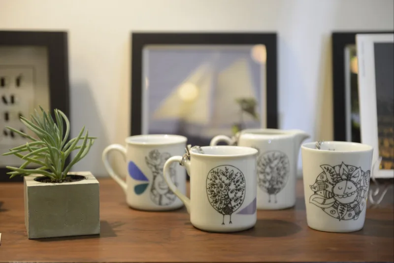O Espaço Fundos tem produtos de design e arte voltados para decoração de casas, como quadrinhos, plantas, almofadas e luminárias