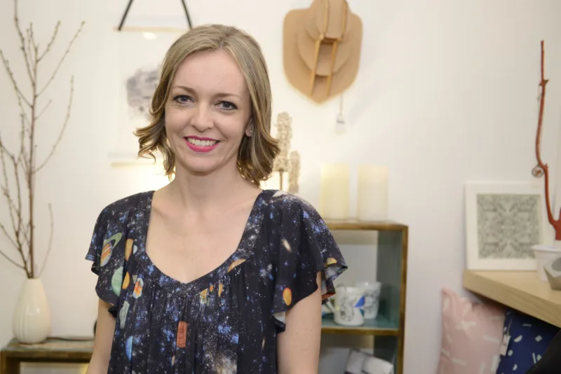 Marina Brik, que criou o Espaço Fundos, pensou em um espaço para incentivar a produção de design e arte locais.
Foto: Letícia Akemi / Gazeta do Povo