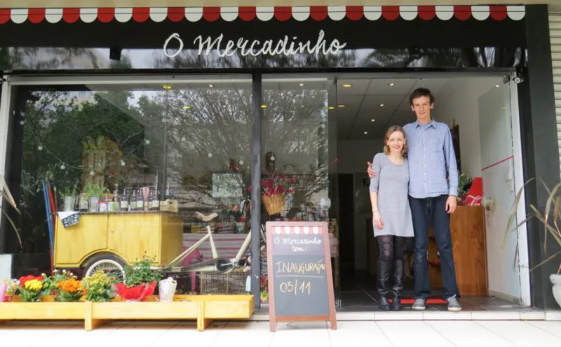 Espaço Fundos + Mercadinho, iniciativa dos irmãos Marina e Guilherme Sell, abre as portas ao público neste sábado com opções de design e arte locais (Reprodução Facebook/ Espaço Fundos)