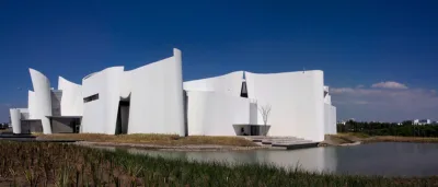 A estrutura da fachada parece formada por folhas de papel dobradas. Foto: Escritório Toyo Ito/Reprodução