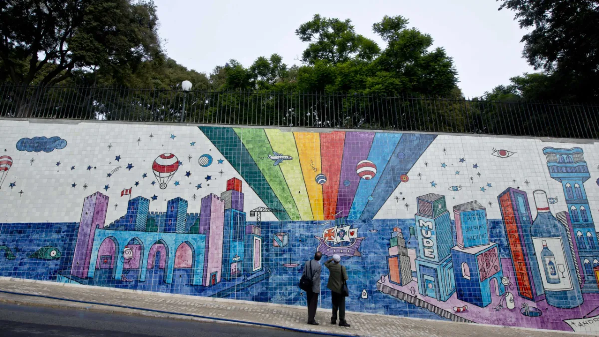 O painel de André Saraiva foi montado com milhares de azulejos pintados à mão (MUDE/Luísa Ferreira)
