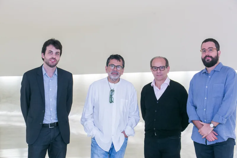 O diretor de incorporação da Laguna André Marin com Gonçalo Ivo, Waldir Simões (da SIM Galeria) e o curador Felipe Scovino